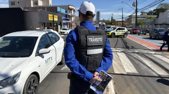 Blitz educativa orienta motoristas durante ação do Maio Amarelo em Ponta Grossa