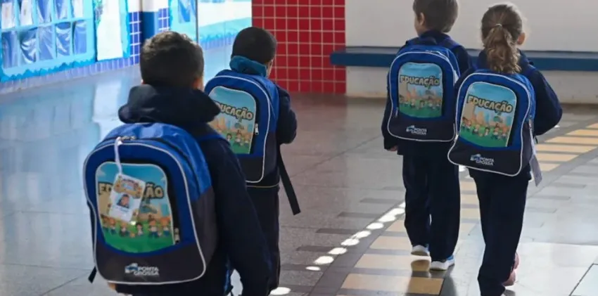Prefeitura inicia entrega de mochilas e kits escolares para alunos da rede municipal em Ponta Grossa