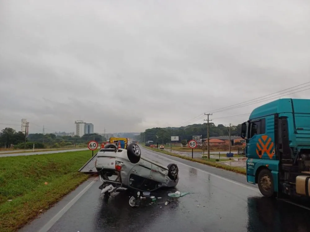 Acidente na BR-376 termina com carro capotado e motorista ferido em Ponta Grossa