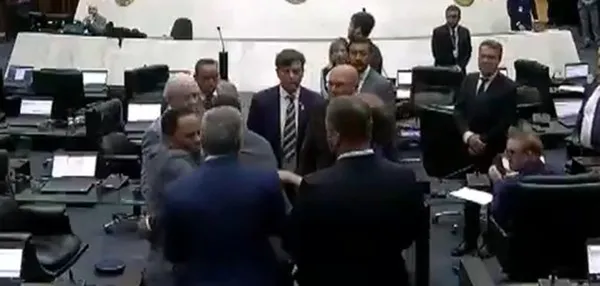 Deputados trocam ofensas e são separados no plenário da Alep